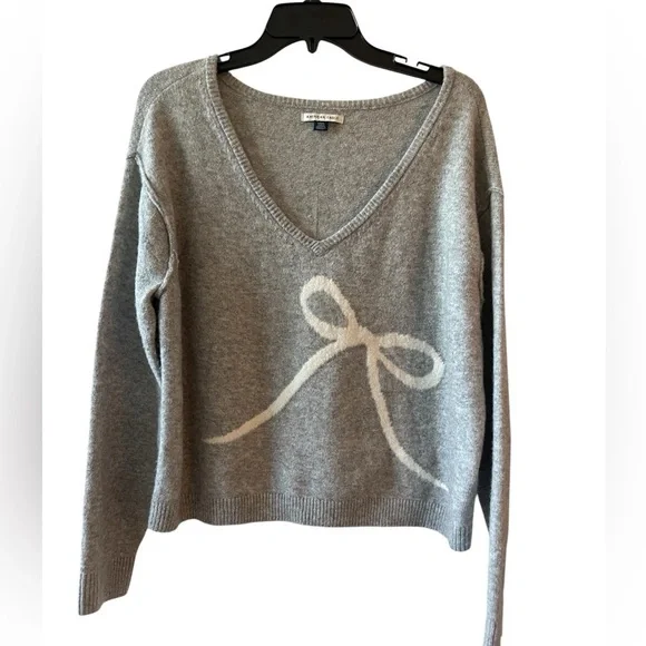 American Eagle Gray Bow Knit Sweater Size M • Long Sleeve Soft Pullover • Cute - Picture 2 of 6